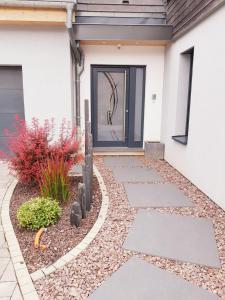 a house with a walkway in front of a door at Superbe appartement type T1 proche Strasbourg in Truchtersheim