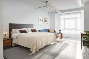 Postel nebo postele na pokoji v ubytování Satori Suites