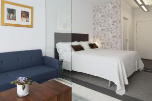 Postel nebo postele na pokoji v ubytování Satori Suites