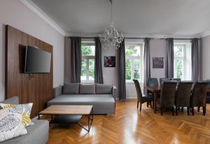 Televízia a/alebo spoločenská miestnosť v ubytovaní Imperial Apartments Schönbrunn - Contactless Check-In