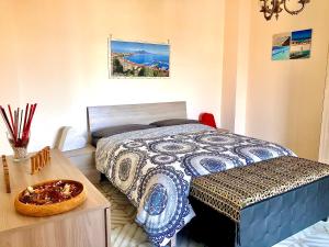 - une chambre avec un lit et une table avec un bol dans l'établissement Residenza Donna Maria, à Ercolano