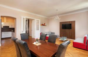 Televízia a/alebo spoločenská miestnosť v ubytovaní Imperial Apartments Schönbrunn - Contactless Check-In