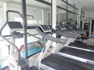 Posilňovňa alebo fitness centrum v ubytovaní Pirat Hotel & SPA-hotel z basenem