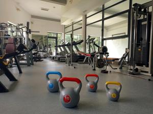 Posilňovňa alebo fitness centrum v ubytovaní Pirat Hotel & SPA-hotel z basenem