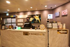 Лобби или стойка регистрации в Changwon AT Business Hotel