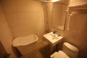 昌原市Changwon AT Business Hotel的带马桶和水槽的小浴室 更多27张照片