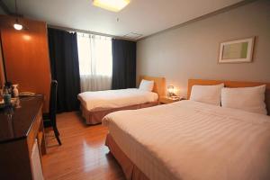 Кровать или кровати в номере Changwon AT Business Hotel