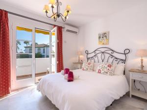 Posteľ alebo postele v izbe v ubytovaní 2 Mijas Playa Club in La Cala de Mijas + 24 fotografií