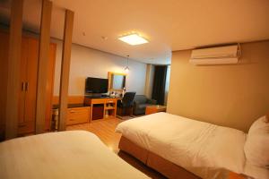 Changwon AT Business Hotel客房内的一张或多张床位