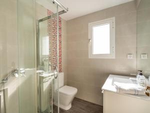 A bathroom at 2 Mijas Playa Club in La Cala de Mijas