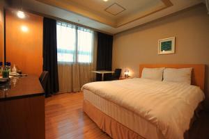 Changwon AT Business Hotel客房内的一张或多张床位