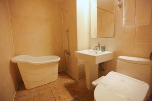 Changwon AT Business Hotel的一间浴室