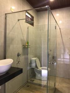 A bathroom at Singgahsana Villa