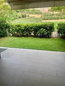 Elle offre une vue sur une terrasse avec une pelouse. dans l'établissement Casa Claudio, à Nago-Torbole