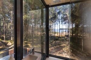een badkamer met een wastafel en een groot raam bij Santalahti Resort Cottages & Villas in Kotka