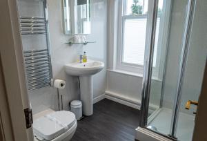 A bathroom at Beecroft Lodge