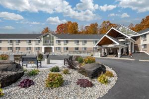 an exterior view of a building with a courtyard at Comfort Inn & Suites Montpelier-Berlin in Montpelier