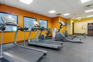 Fitness centrum a/nebo fitness zařízení v ubytování Comfort Suites Charleston West Ashley