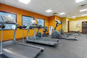 
The fitness centre and/or fitness facilities at Comfort Suites Charleston West Ashley
