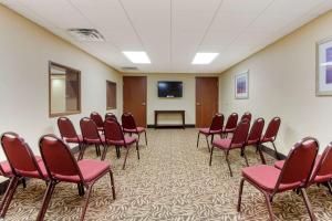 TV a/nebo společenská místnost v ubytování Comfort Suites Charleston West Ashley