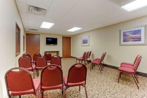 TV a/nebo společenská místnost v ubytování Comfort Suites Charleston West Ashley