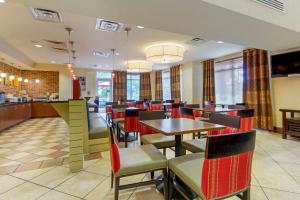 Comfort Suites Charleston West Ashley tesisinde bir restoran veya yemek mekanı