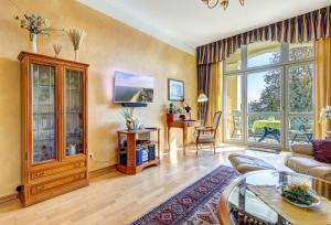 sala de estar con sofá y mesa en Villa Seeschloss 10, en Heringsdorf