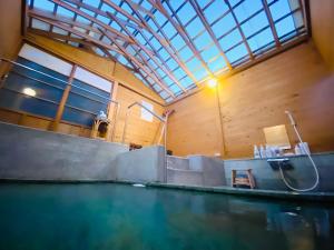 yuzaka - natural & sustainable inn - tesisinde veya buraya yakın yüzme havuzu