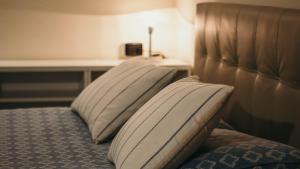 2 poduszki na łóżku w pokoju hotelowym w obiekcie Appartamento Bolongaro - Affitti Brevi Italia w mieście Stresa