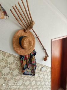 um chapéu de palha está pendurado numa parede em Monte de Stª Margarida em Montemor-o-Novo