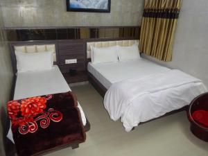 Postel nebo postele na pokoji v ubytování The Sky Comfort - Hotel The Heaven, Dwarka