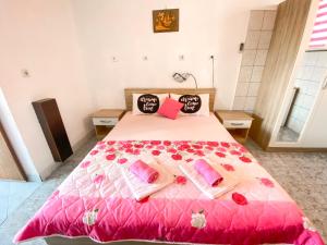 Postel nebo postele na pokoji v ubytování Apartments Ostrog