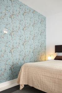 Postel nebo postele na pokoji v ubytování Satori Suites