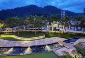 Swimming pool sa o malapit sa Windmill Upon Hills - Luxurious Sky Villa - 360SkyPool - Heated Pool - Mountainous Genting View - Genting Highland by YourEasyStay