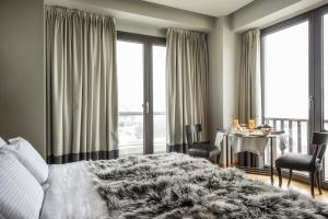 Ein Bett oder Betten in einem Zimmer der Unterkunft Esperos Palace Luxury & Spa Hotel