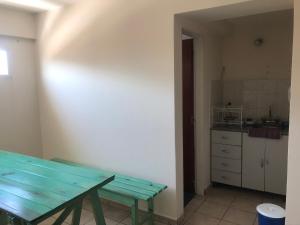 Una mesa azul en una habitación con cocina. en Belgrano 9, en Salta
