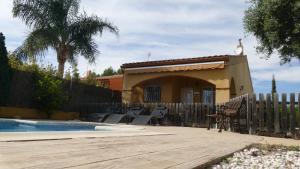 a backyard with a fence and a swimming pool at Xalet piscina privada Ibiscus in L'Ametlla de Mar