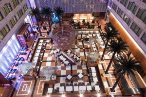 uitzicht op een hotellobby met palmbomen bij Crowne Plaza Kuwait Al Thuraya City, an IHG Hotel in Koeweit