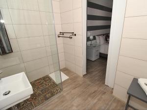 La salle de bains est pourvue d'une douche et d'un lavabo. dans l'établissement Glennies Guesthouse, à Somerset West