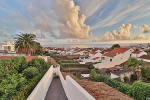 vista sulla città dal tetto di un edificio di Janela Mar Golden a Lagoa