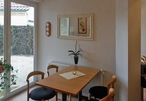 una sala da pranzo con tavolo e sedie in legno di Hotel Deisterblick a Bad Nenndorf