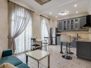 ein Wohnzimmer mit Sofa und eine Küche in der Unterkunft Vintage Apartments in Odessa