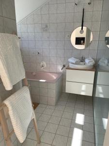 a bathroom with a pink tub and a sink at Naturpark Appartment in Ratting