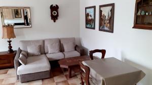 ein Wohnzimmer mit Sofa und Tisch in der Unterkunft Stone Cottage FISTERRA in Curtis