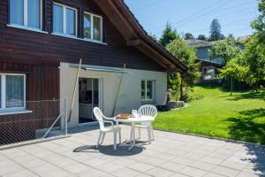 - une table et deux chaises sur la terrasse dans l'établissement Hauswurz, à Thun