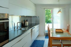 eine Küche mit einem Esstisch und einem Waschbecken in der Unterkunft Hauswurz in Thun