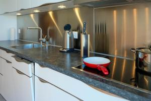 eine Küche mit einer Theke mit einer roten Schüssel darauf in der Unterkunft Hauswurz in Thun