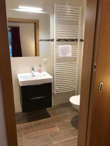 A bathroom at Ferienwohnung Hochstein