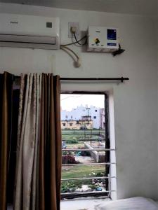 a room with a window with at PAGODAINN in Konārka
