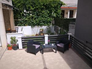 Ein Sitzbereich in der Unterkunft Apartmani Joško Duće - Omiš